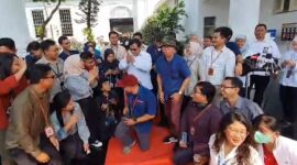 Menteri Pertahanan (Menhan) RI sekaligus presiden terpilih periode 2024-2029 Prabowo Subianto berswafoto bersama wartawan Istana Negara. (Dok. Tim Media Prabowo)