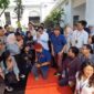 Menteri Pertahanan (Menhan) RI sekaligus presiden terpilih periode 2024-2029 Prabowo Subianto berswafoto bersama wartawan Istana Negara. (Dok. Tim Media Prabowo)