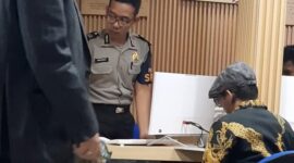 Korban pencemaran nama baik Astri Febrian Syamsir dan Kuasa Hukum Kakiptra Ampera SH LLM di Polda Metro Jakarra. (Dok. Kapitra Ampera Law Office)

