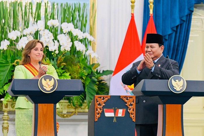 Presiden Prabowo dan Presiden Dina Boluarte menandatangani CEPA Indonesia-Peru di Jakarta. (Facevbook.com @Setkab RI)