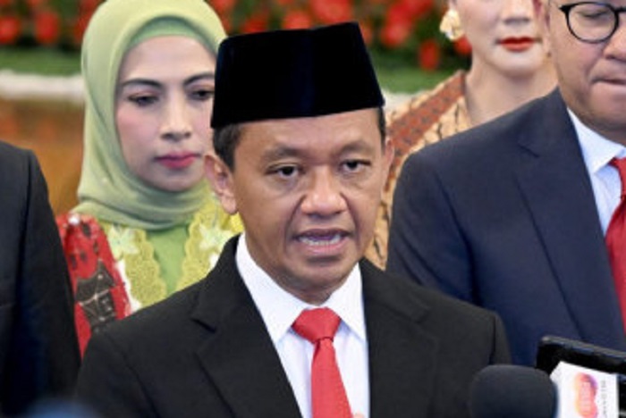Menteri ESDM Bahlil Lahadalia menjelaskan kebijakan baru pembelian LPG 3 Kg menggunakan NIK di Istana Kepresidenan (Facebook.com @Bahlil Lahadalia)

